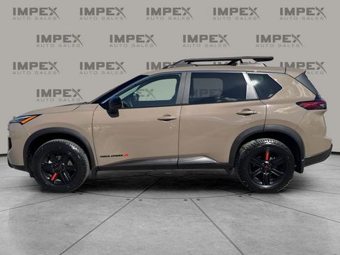 Used 2025 Nissan Rogue SV image 2