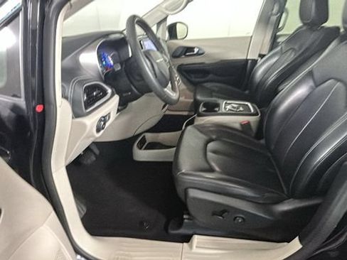 Used 2023 Chrysler Pacifica Touring-L FWD image 11