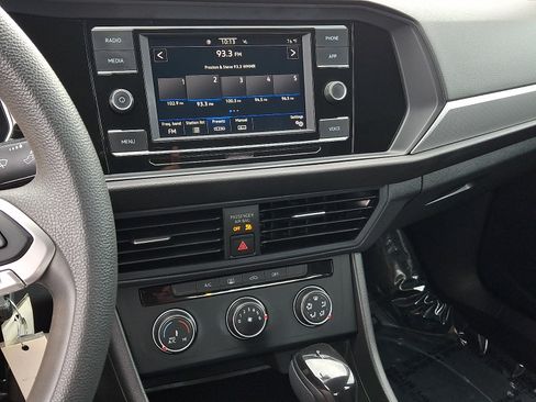 Certified 2022 Volkswagen Jetta S FWD image 19