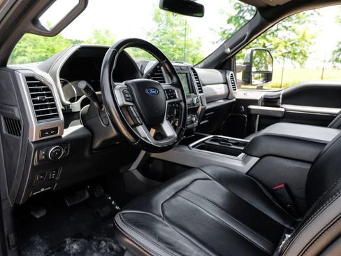 Used 2021 Ford F250 Platinum w/ FX4 Off-Road Package AWD/4WD image 4