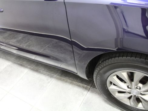 Used 2019 Kia Sedona LX image 37