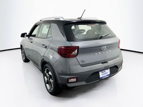 Used 2023 Hyundai Venue Limited image 7