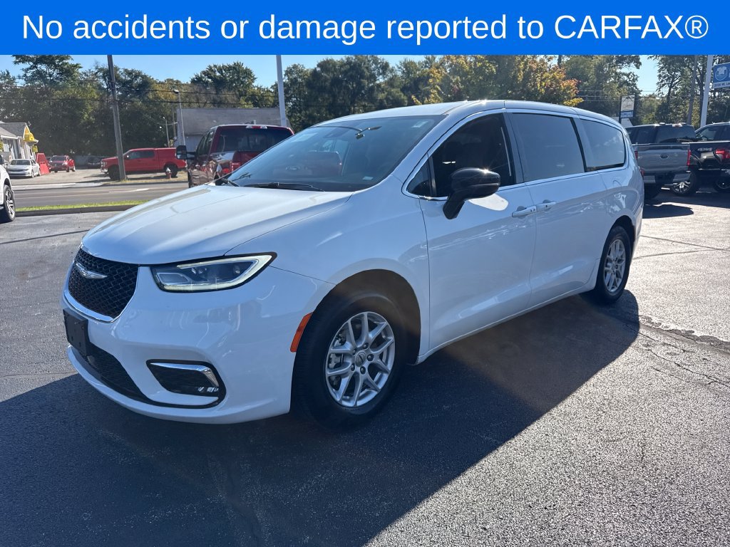 Used 2025 Chrysler Pacifica Select FWD image 2