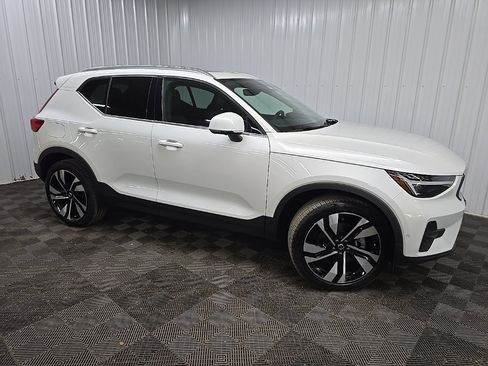 Used 2025 Volvo XC40 B5 Plus w/ Protection Package Premier AWD/4WD image 1