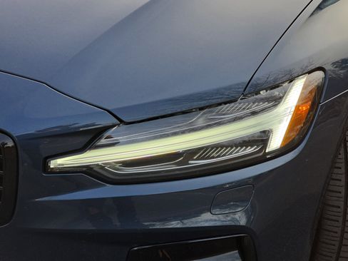 Used 2022 Volvo S60 B5 Momentum w/ Climate Package image 28