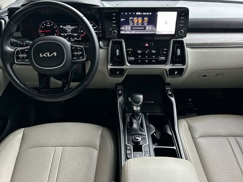 Used 2022 Kia Sorento EX w/ Panoramic Sunroof Package image 16