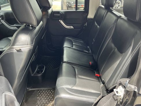 Used 2015 Jeep Wrangler Unlimited Sahara w/ Connectivity Group AWD/4WD image 18