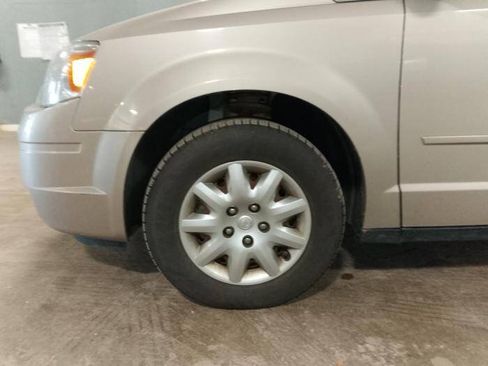 Used 2009 Chrysler Town & Country LX FWD image 10