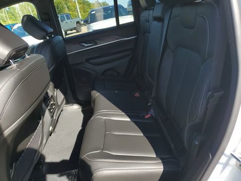 New 2025 Jeep Grand Cherokee Limited w/ Black Appearance Package image 17