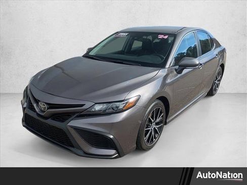 Used 2024 Toyota Camry SE image 1