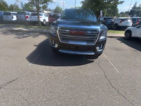 Used 2022 GMC Yukon XL SLT w/ SLT Premium Package AWD/4WD image 2