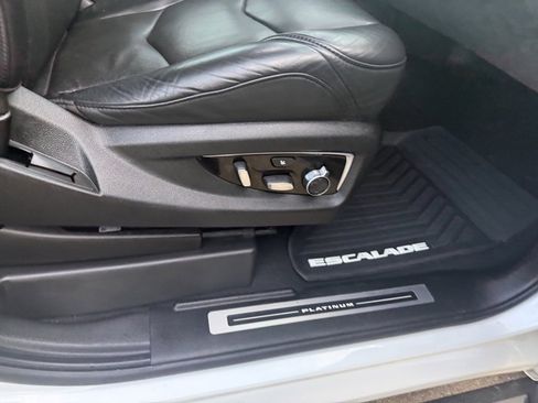 Used 2018 Cadillac Escalade ESV Platinum image 39