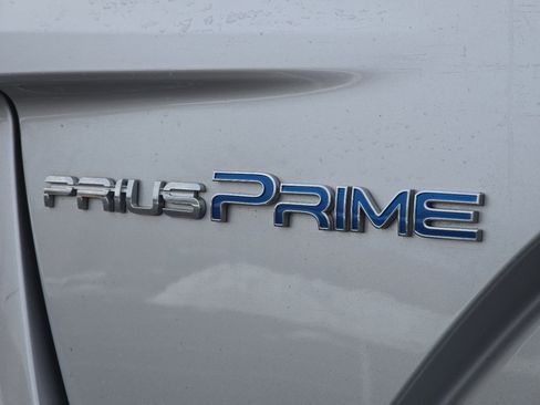 Used 2021 Toyota Prius Prime XLE image 12