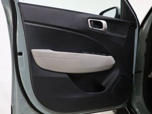 Used 2025 Hyundai Venue SEL FWD image 12