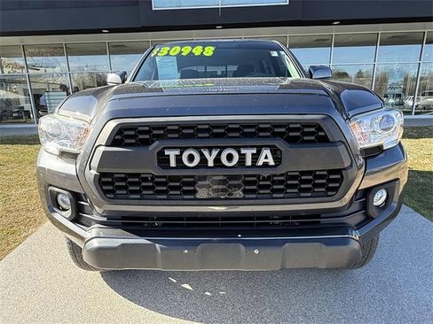 Used 2020 Toyota Tacoma SR image 3