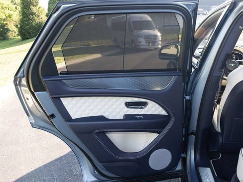 Used 2023 Bentley Bentayga AWD/4WD image 55