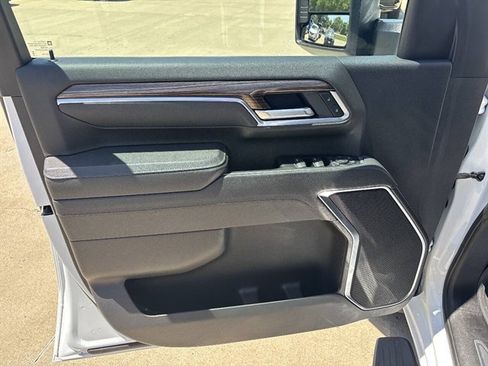 Used 2025 Chevrolet Silverado 2500 LT AWD/4WD image 3