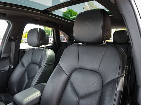 Used 2025 Porsche Macan AWD/4WD image 16
