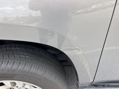 Used 2018 Chevrolet Suburban LT RWD image 26