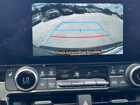 Certified 2024 Toyota Highlander XLE image 28