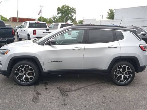 Used 2025 Jeep Compass Limited AWD/4WD image 3