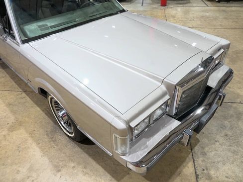 Used 1988 Lincoln Town Car Signature RWD image 18