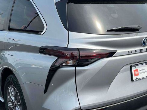 Certified 2023 Toyota Sienna XLE FWD image 9