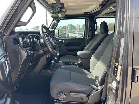 Certified 2022 Jeep Gladiator Sport AWD/4WD image 9