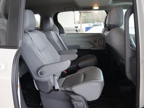Used 2021 Toyota Sienna XLE image 43