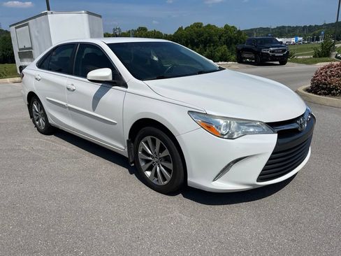 Used 2017 Toyota Camry XLE FWD image 2