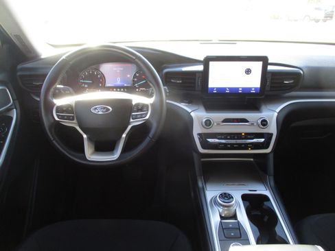 Used 2023 Ford Explorer XLT image 15