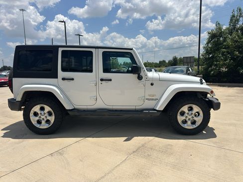 Used 2014 Jeep Wrangler Unlimited Sahara w/ Connectivity Group AWD/4WD image 20