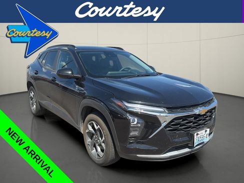 Used 2025 Chevrolet Trax LT FWD image 1