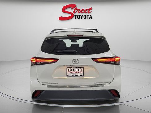 Used 2021 Toyota Highlander Limited AWD/4WD image 3