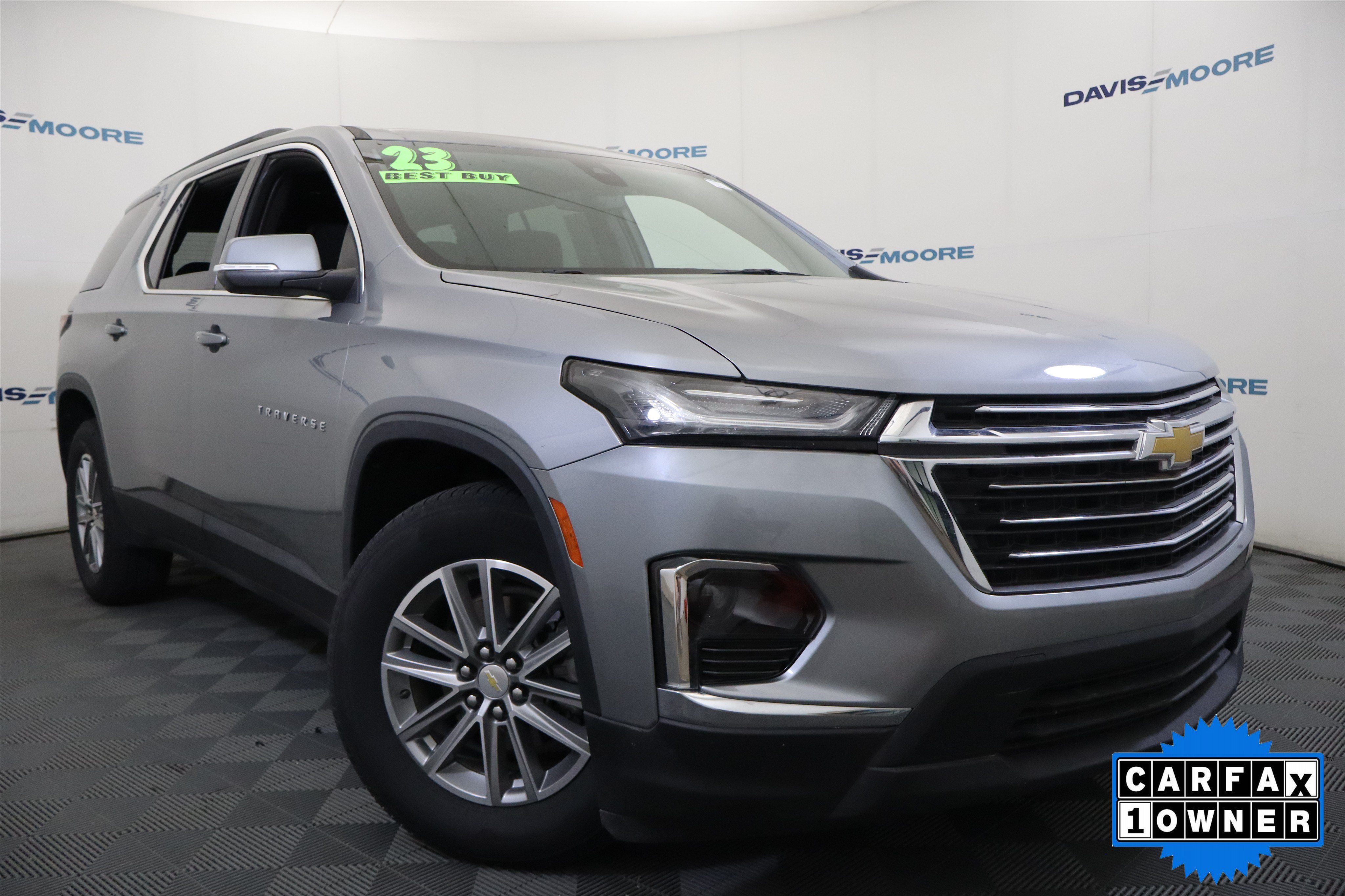 Used 2023 Chevrolet Traverse LT FWD image 2