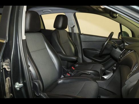 Used 2018 Chevrolet Trax LT w/ LT Convenience Package FWD image 22