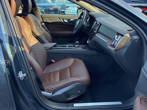 Used 2025 Volvo V60 B5 Cross Country Plus image 25