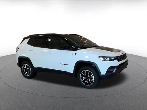 Used 2025 Jeep Compass Trailhawk AWD/4WD image 2