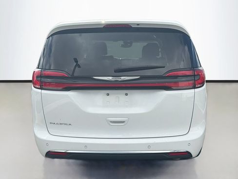 Used 2024 Chrysler Pacifica Touring-L FWD image 6