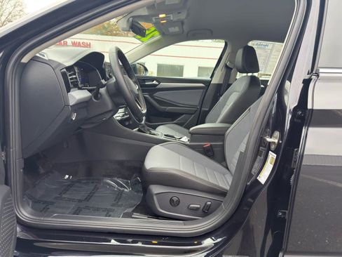 Used 2025 Volkswagen Jetta SE image 15