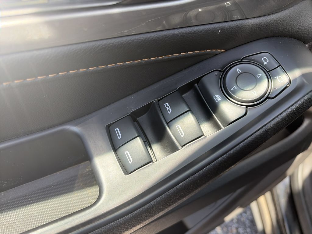 Used 2021 Chevrolet Traverse LT FWD image 17