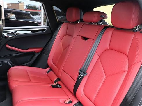 Used 2018 Porsche Macan AWD/4WD image 16