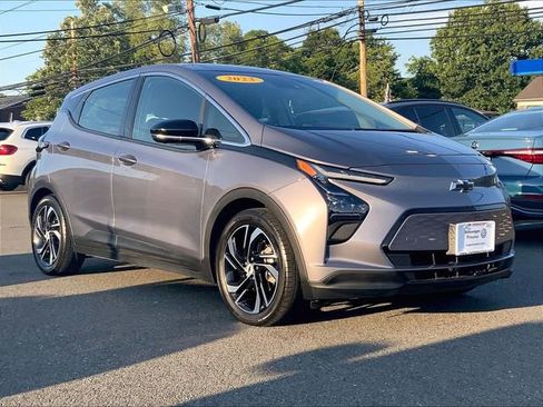 Used 2023 Chevrolet Bolt LT w/ Infotainment Package FWD image 1
