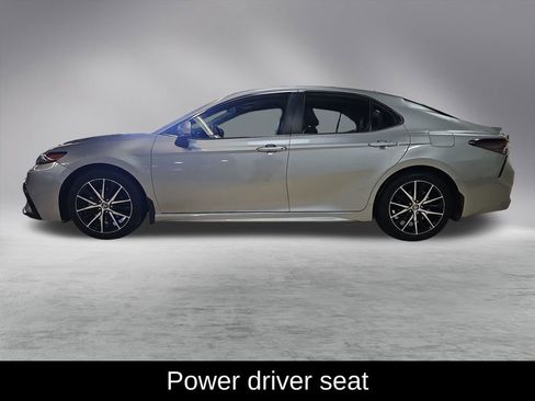 Used 2024 Toyota Camry SE image 3