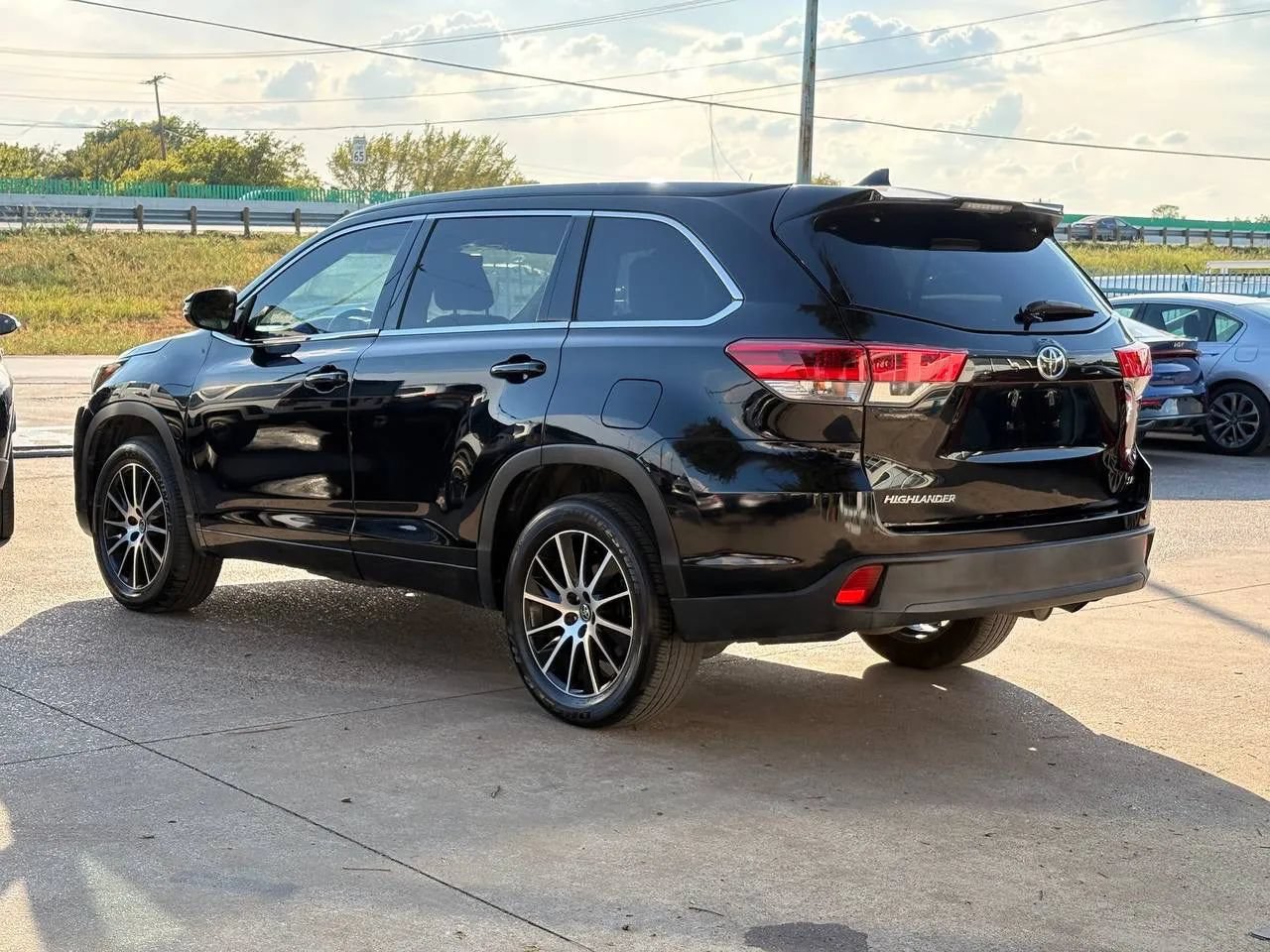 Used 2018 Toyota Highlander SE FWD image 5