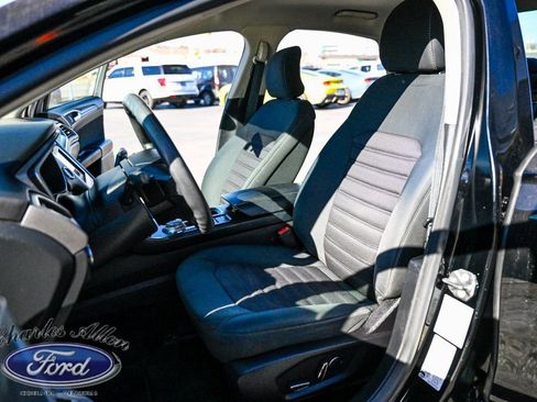 Used 2017 Ford Fusion SE w/ Fusion SE Technology Package image 10