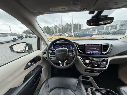 Used 2022 Chrysler Pacifica Touring-L image 13