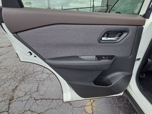 Used 2023 Nissan Rogue SV AWD/4WD image 14