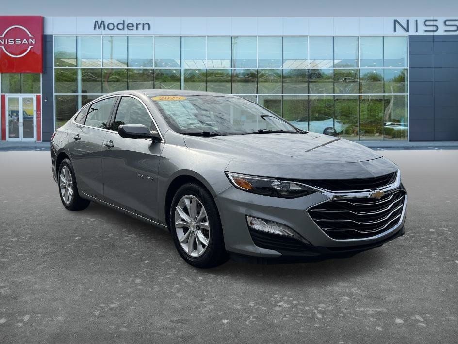 Used 2025 Chevrolet Malibu LT FWD image 3