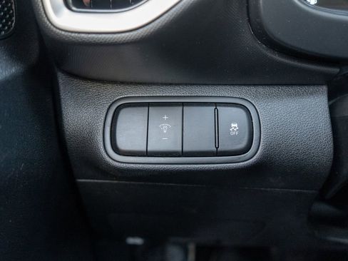 Used 2025 Hyundai Venue SEL image 21